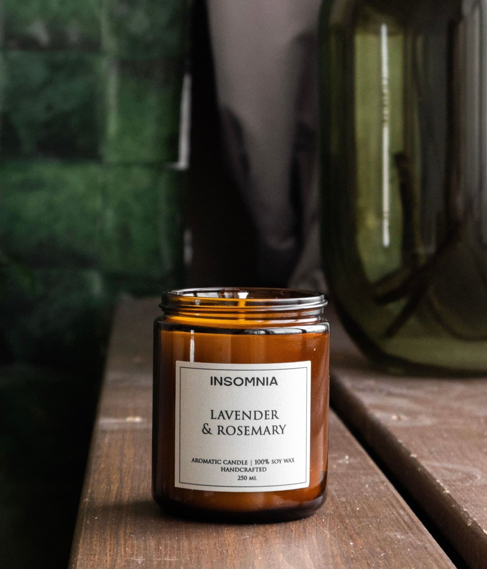 Свеча Insomnia Lavender & Rosemary в янтарной банке на деревянном подоконнике